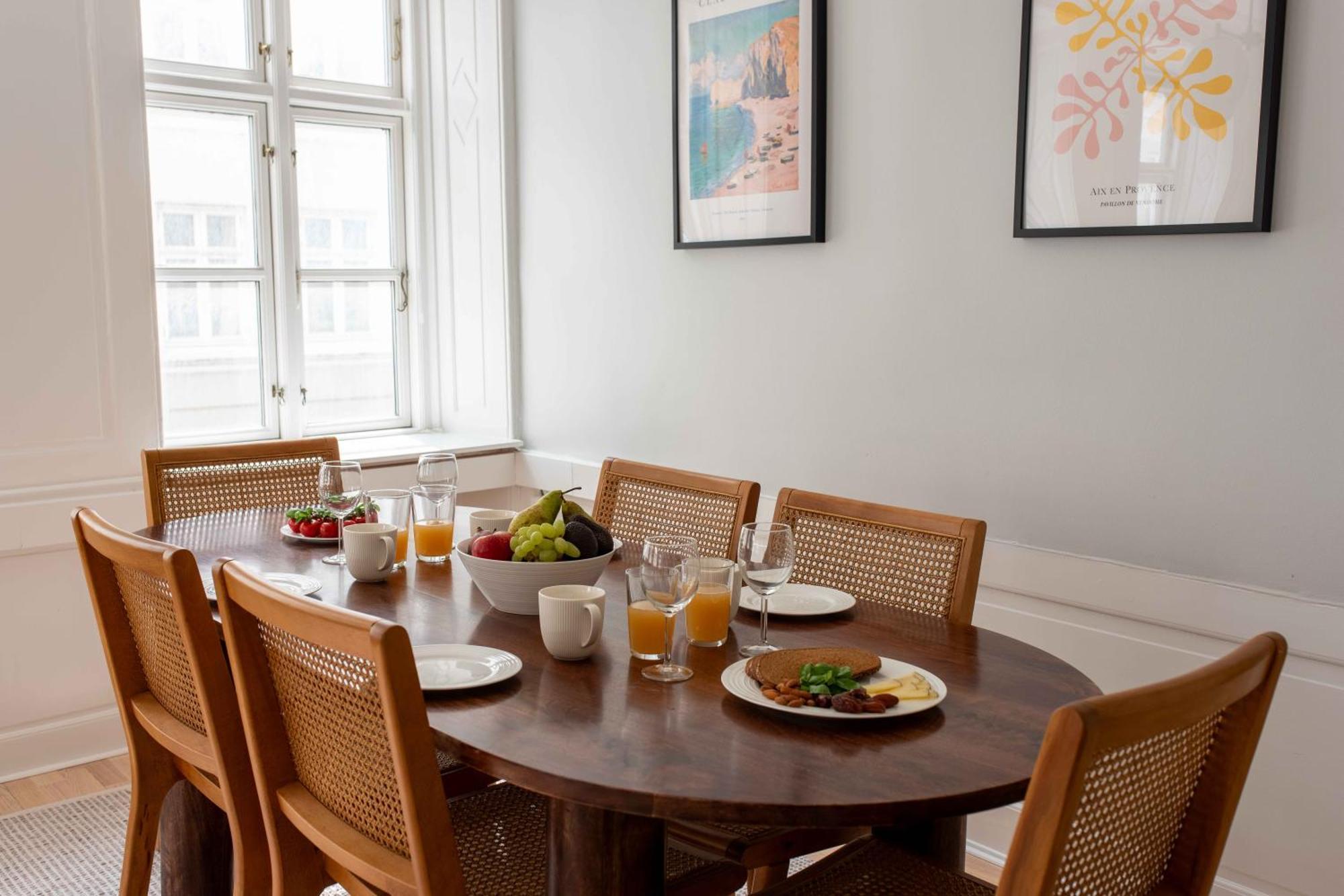 Spacious Tivoli Gardens Apartment W 3 Bedrooms Köpenhamn Exteriör bild